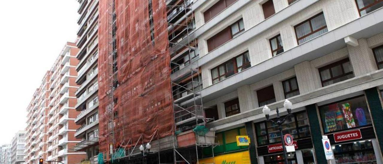 Un edificio en proceso de rehabilitación en Gijón.