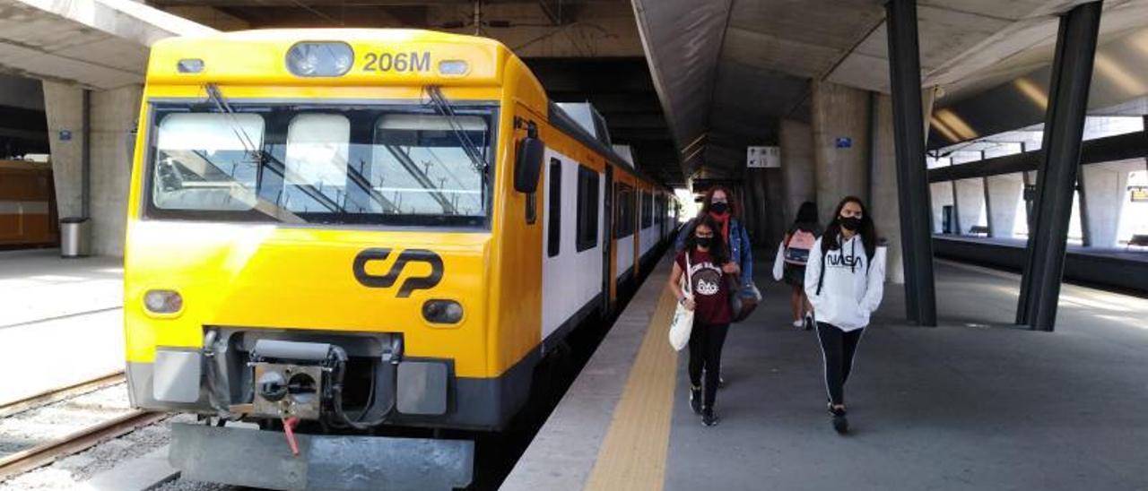 Tren que enlaza Vigo con Oporto.