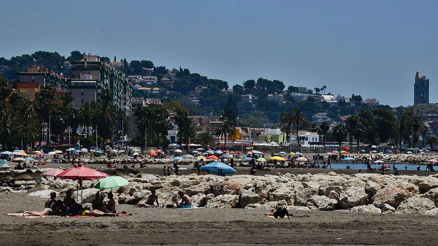 Bañistas en una playa de la capital el pasado fin de semana.