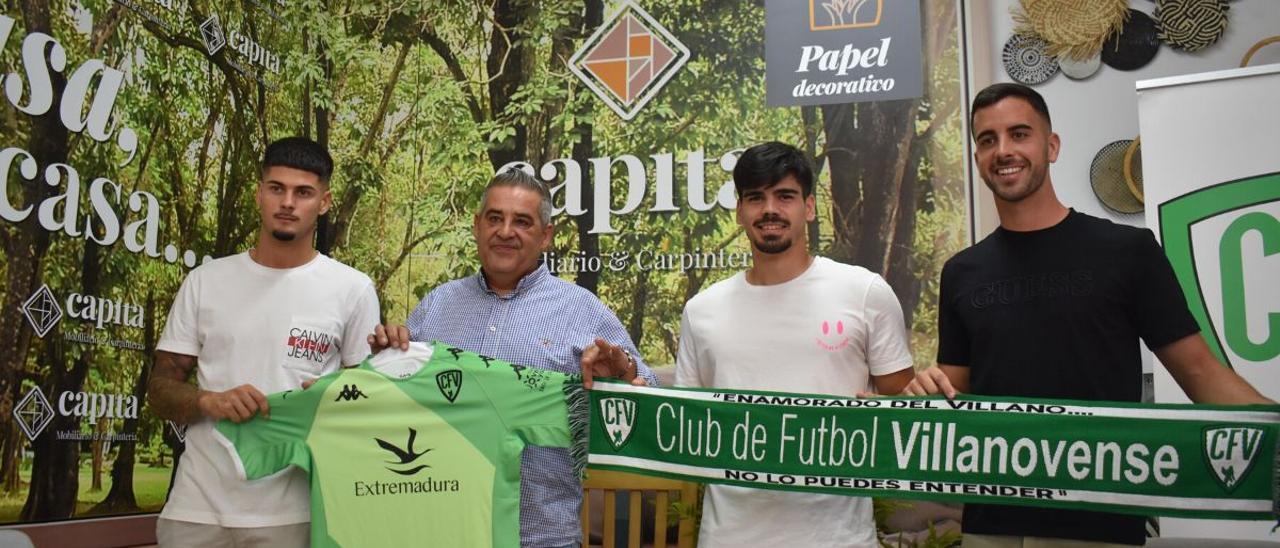 Bogdan, Mario González y Javi Pérez posan junto a Pepe Cuevas.