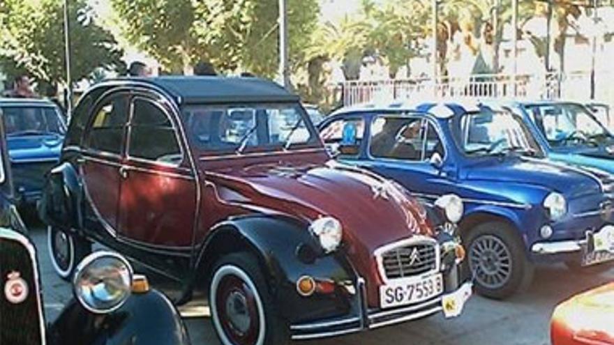 Los coches clásicos se ponen de nuevo en ruta por Cañaveral