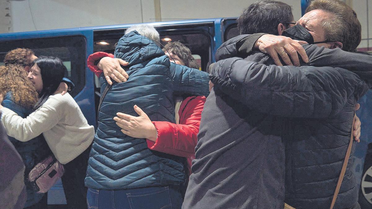 El abrazo de los primeros refugiados ucranianos que llegaron a Extremadura.