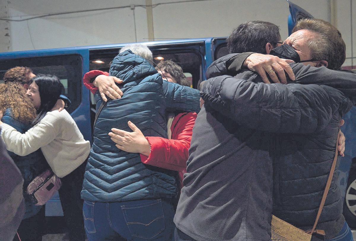 El abrazo de los primeros refugiados ucranianos que llegaron a Extremadura.