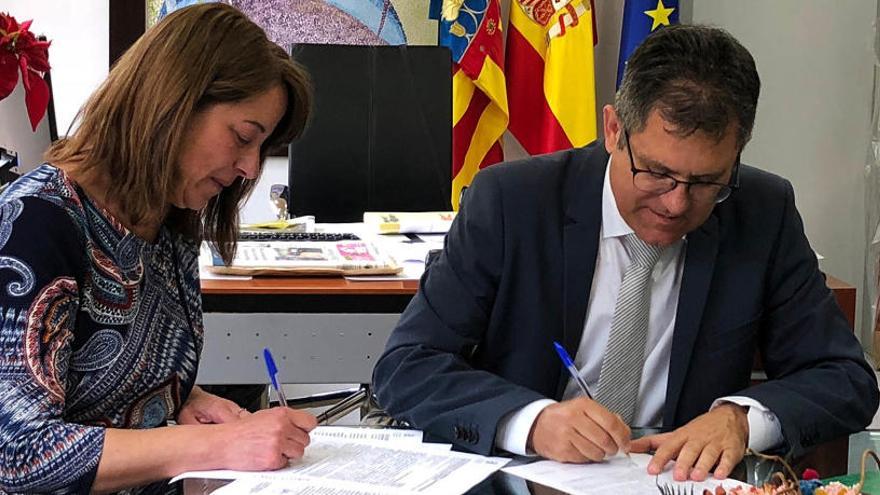 El diputado provincial Juanjo Castelló y la alcaldesa María José Villa firmando el acta de recepción que pone fin a las obras