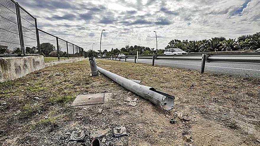 El lugar donde se produjo el accidente, con la farola derribada por el impacto.