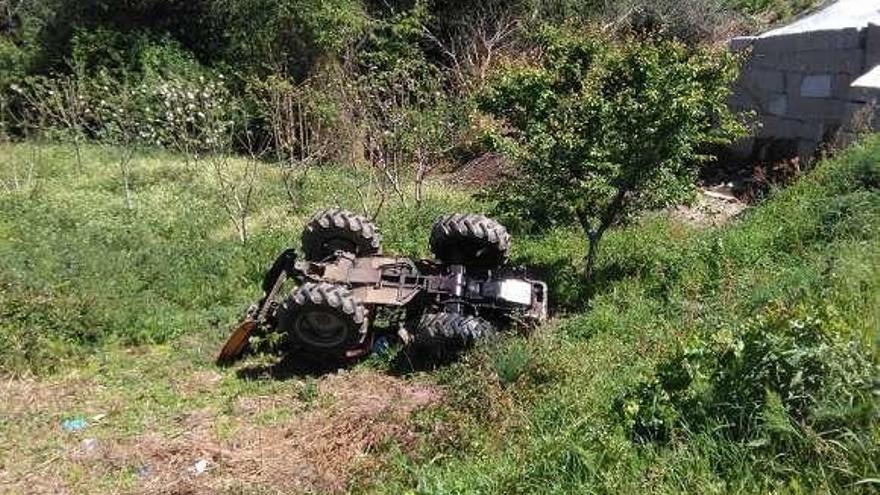 El tractor rodó y quedó volcado en una finca. // S.V.