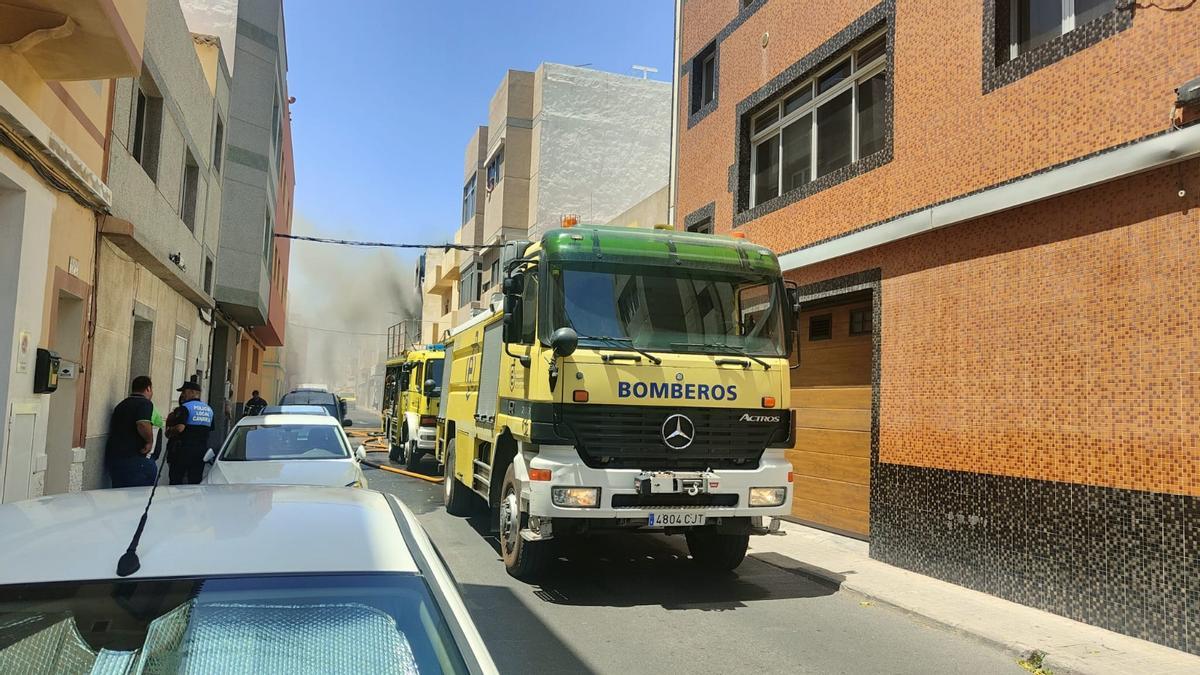 Vehículos de bomberos del Consorcio de Emergencias de Gran Canaria atacan el fuego desatado en una vivienda de Vecindario