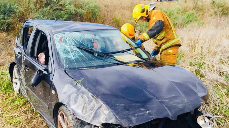 Los bomberos inspeccionan el estado en el que quedó el vehículo.