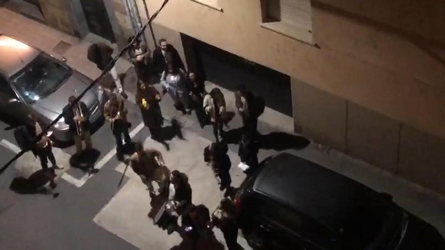 Un grupo de personas recorren Camino Llano a ritmo de tambores y trompetas