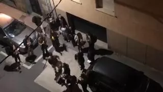 Un concierto improvisado en Camino Llano ha reunido a vecinos y ha rescatado en Cáceres clásicos de Alaska y Ricchi e Poveri