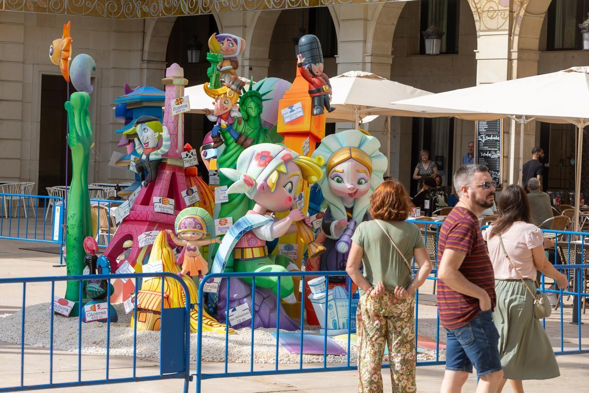 Imagen de la Hoguera Infantil Oficial &quot;D'Alacant al món&quot;, en la Plaza del Ayuntamiento.