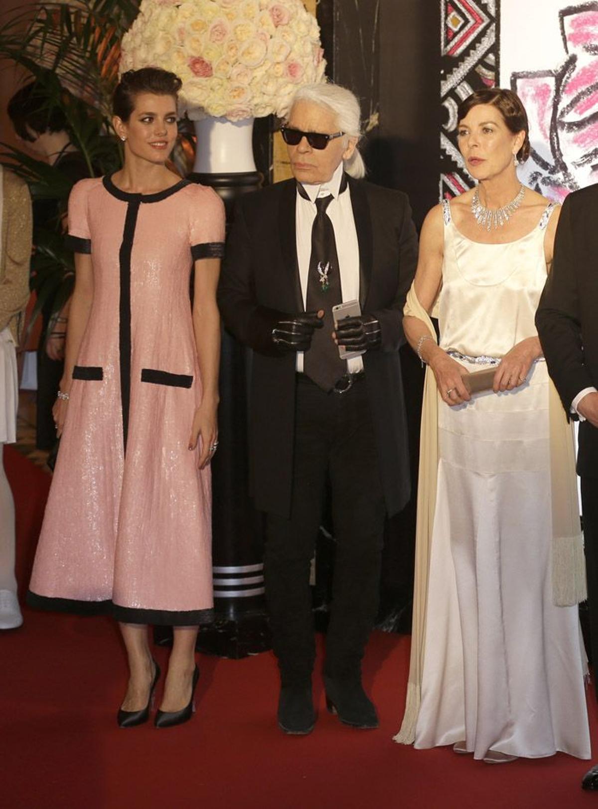 Karl Lagerfeld, bien acompañado