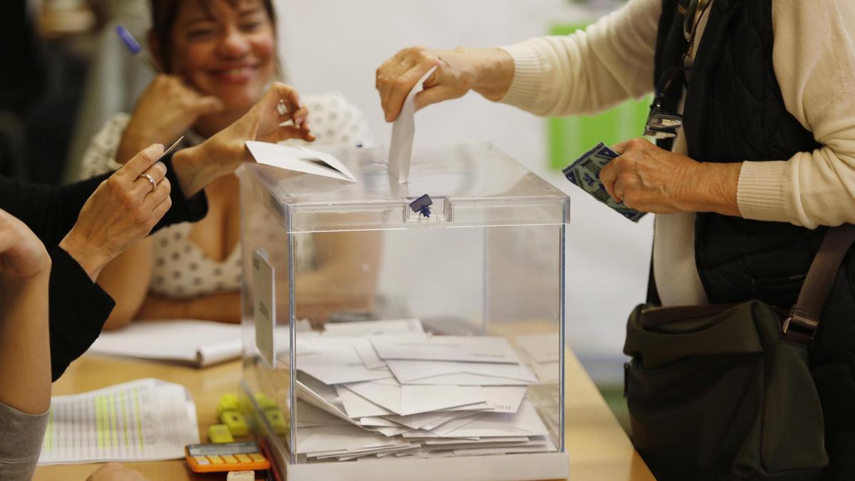 Gente votando en un colegio electoral de Girona en las elecciones del 12M