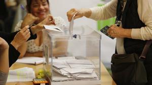 Gente votando en un colegio electoral de Girona en las elecciones del 12M
