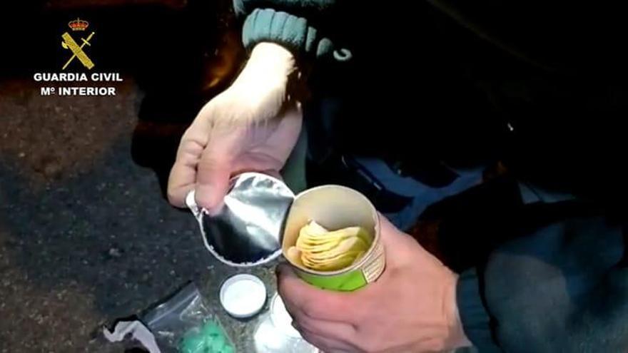 Hallan un alijo de droga en un bote de patatas fritas con doble fondo