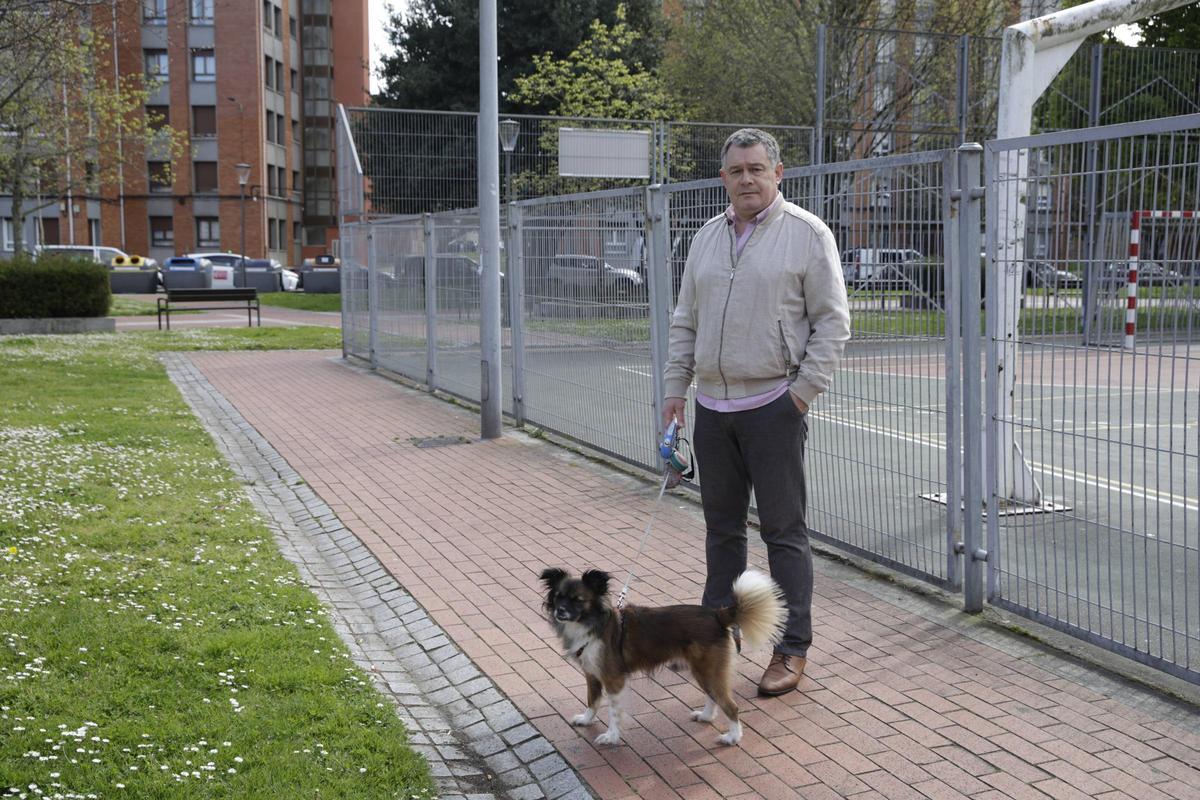 Javier Fraga, con su perra "Lilí", ayer, en el parque de Las Palmeras.