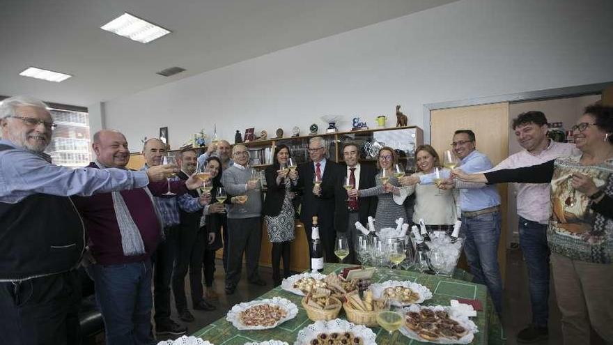 Por la izquierda, Pablo González-Nuevo Quiñones (PP); Ismael Fernández (PSOE); José Luis Garrido, Enrique Tirador, Mar González y Alfredo Montes (IU); Luis Ferro; Yasmina Triguero; Rogelio Alonso; Ricardo Ulpiano Álvarez; Eva Menéndez (Castrillón Sí Puede); Inma Carreño y Javier González (PSOE); Víctor Sampedro (Foro) y Soraya Casares (IU).