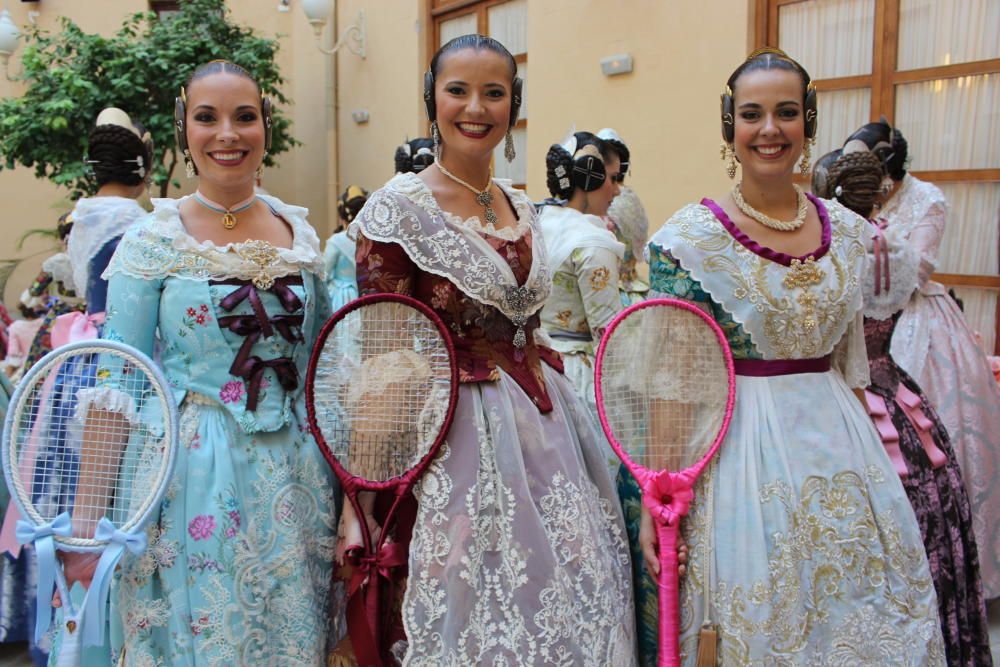 Tres generaciones de falleras en la Batalla de Flores