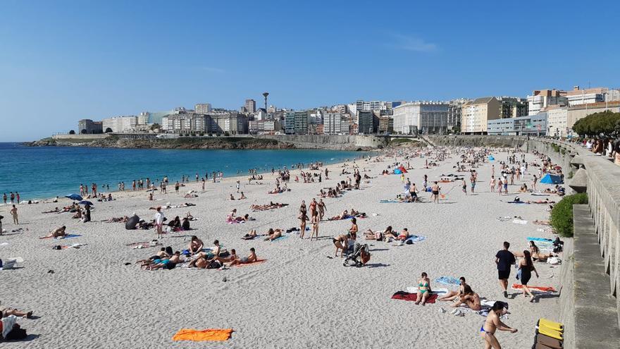 La Policía Local de A Coruña retira las parcelas más grandes de la playa del Orzán colocadas para San Juan