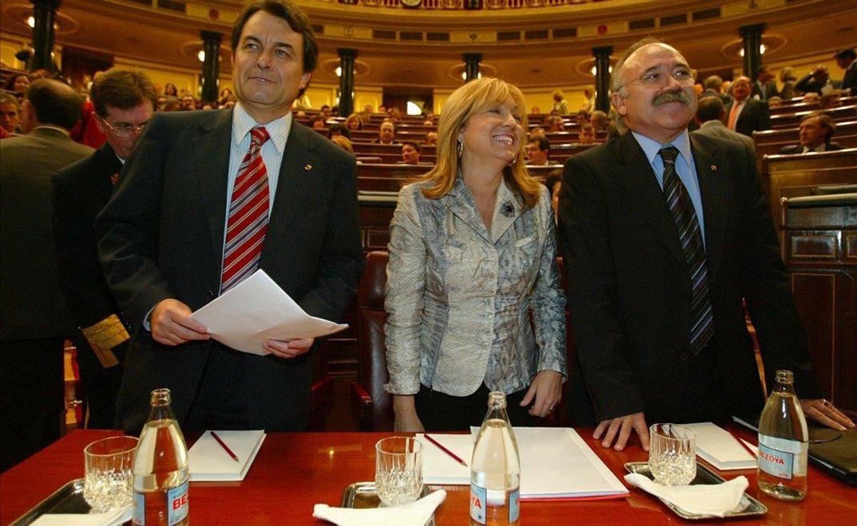 Artur Mas, Manuela de Madre y Josep Lluís Carod-Rovira, en el Congreso, el día en que se admitió a trámite la reforma del Estatut con los votos de todos los partidos excepto el PP.