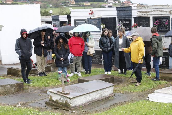 EN IMÁGENES: El IES Padre Feijoo se va de excursión al cementerio para reflexionar sobre la muerte
