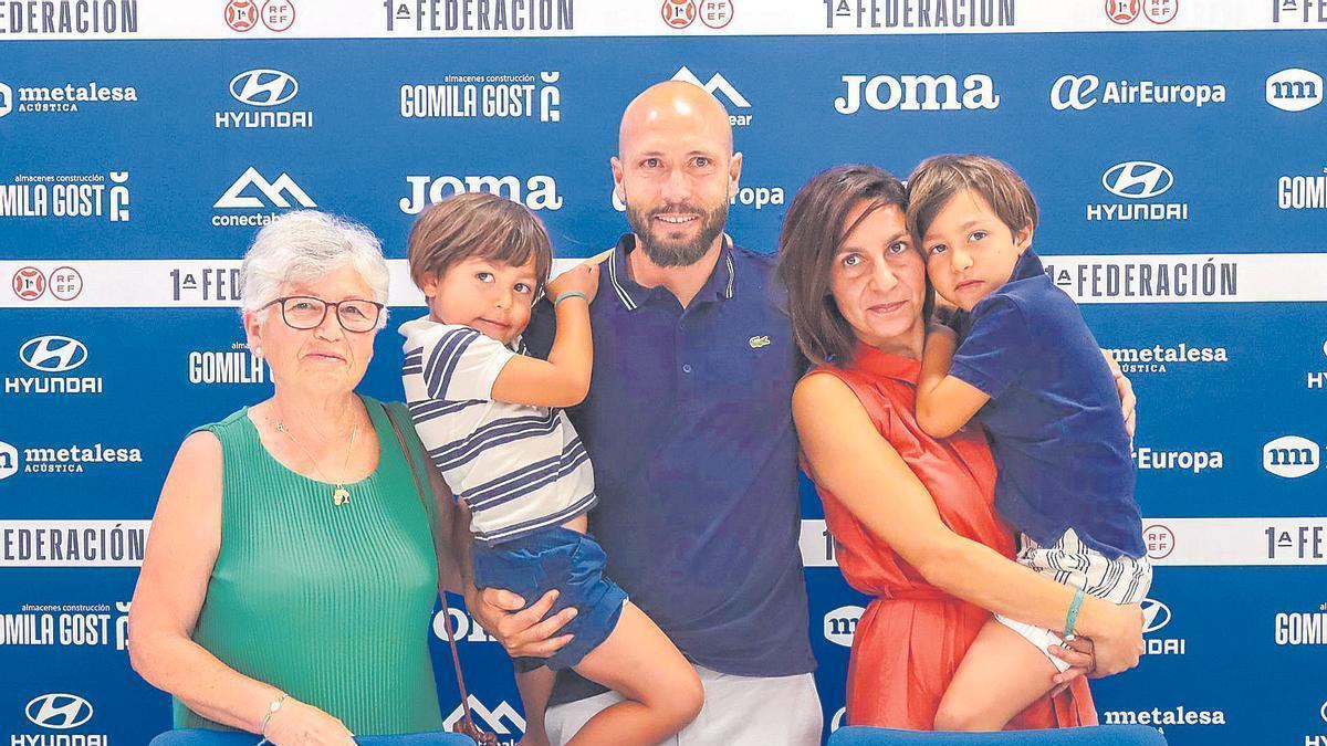 Laure Sanabria posa con su familia en la despedida del Atlético Baleares y del fútbol profesional. // Atlético Baleares