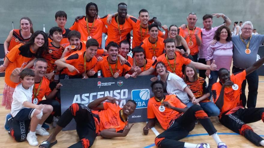 La plantilla del equipo naranja celebra la victoria y el acenso. | CDZ