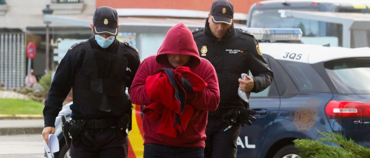 Dorgambide a su llegada a los juzgados de Vilagarcía escoltado por agentes de la Policía Nacional.