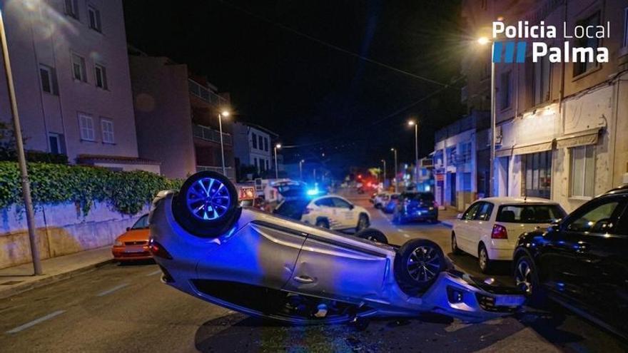 onductor ebrio que volcó tras estrellarse contra dos coches en Palma