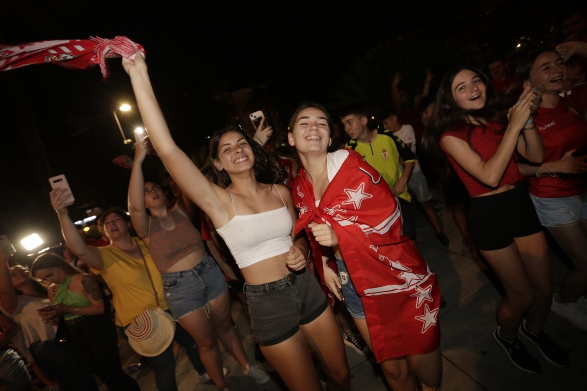 La Circular se llena para celebrar el ascenso del Real Murcia