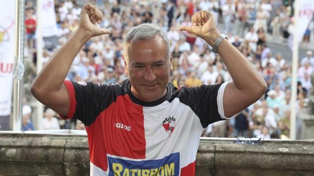 Xabier Fortes mostrando su nombre y el dorsal 24 en la camiseta del Arosa que lució en el balcón de Ravella. | NOÉ PARGA