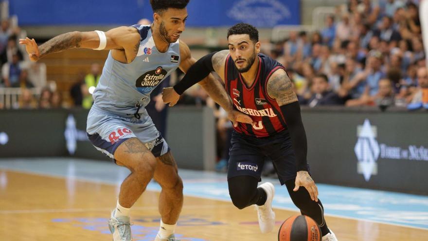 Markus Howard penetra ante la defensa de Anthony Polite en el Breogán-Baskonia. | CARLOS CASTRO/ACB PHOTO