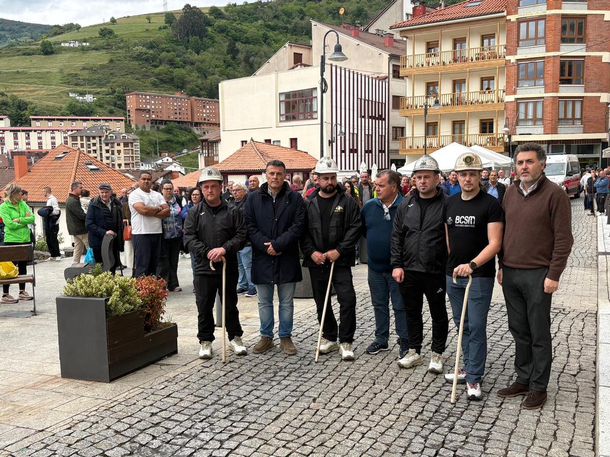 Por la izquierda, Héctor Pérez, el alcalde cangués, José Luis Fontaniella; Héctor López, José Luis Alperi, secretario general del SOMA; Santiago González, José María Pérez y el eurodiputado socialista Jonás Fernández en Cangas del Narcea.