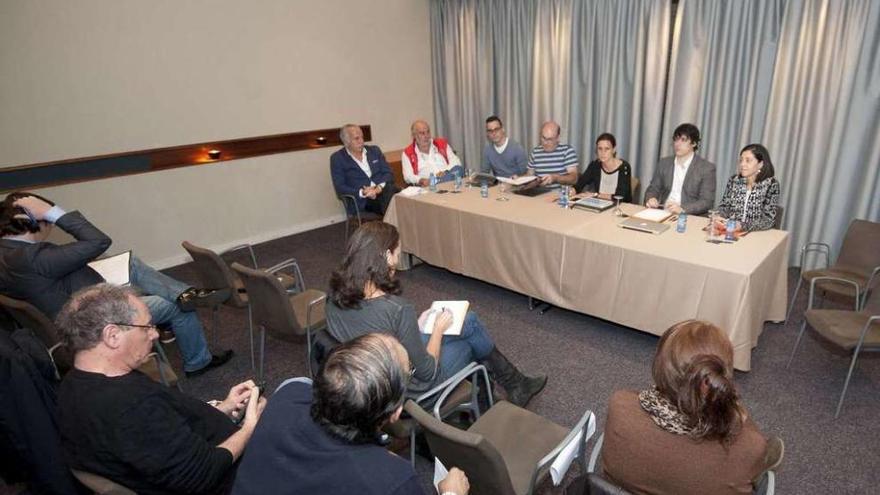 La junta directiva de la Agrupación de Ciudadanos en A Coruña, en su primera asamblea.