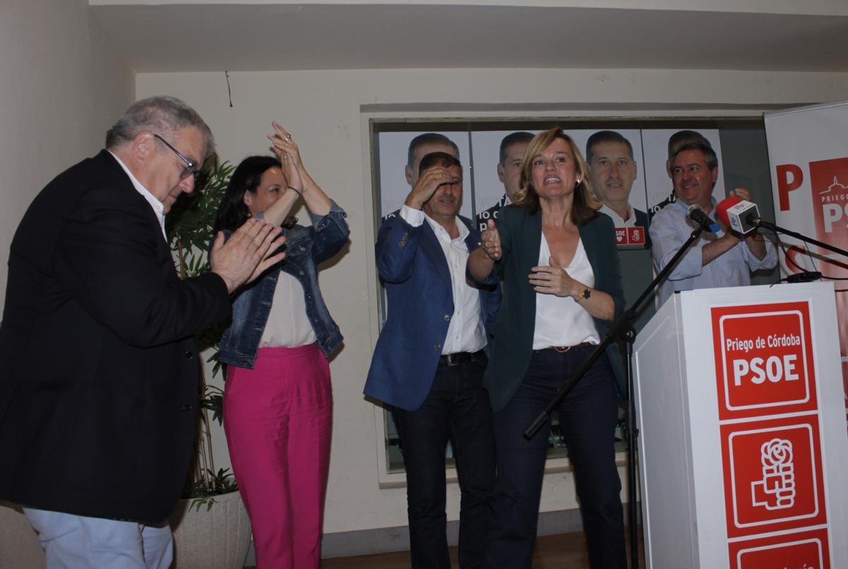 Dirigentes y cargos socialistas, entre ellos la ministra Pilar Alegría y el secretario general, Juan Espadas, arropan al candidato de Priego.