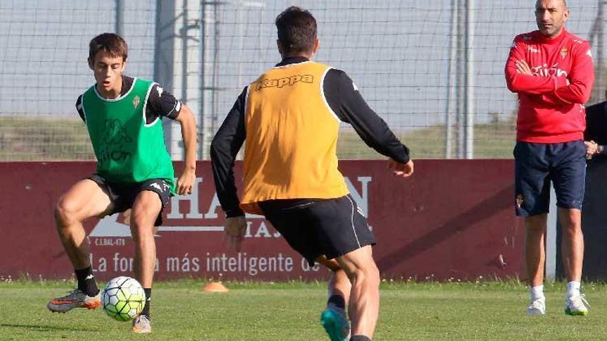 El juvenil Pedro Díaz controla el balón ante la mirada de Abelardo.