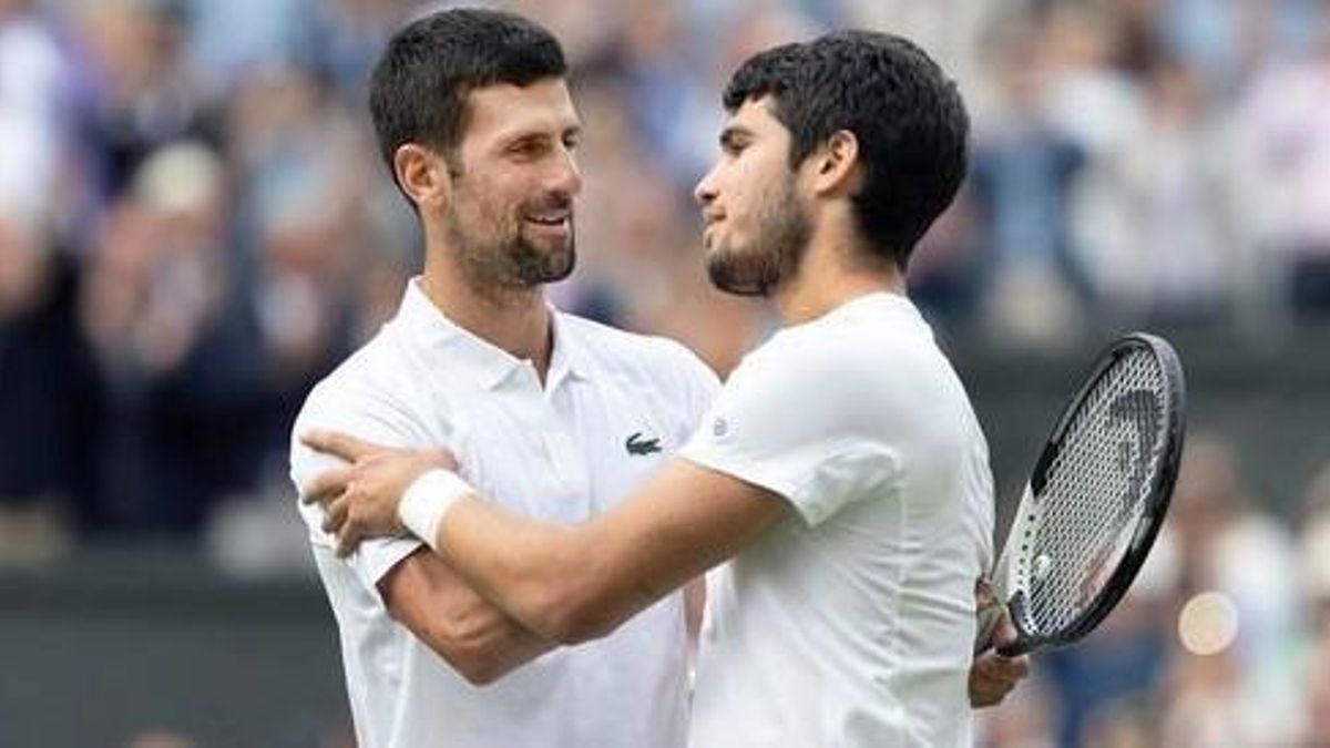 Alcaraz y Djokovic se saludan tras un partido.