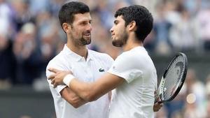 Alcaraz y Djokovic se saludan tras un partido.