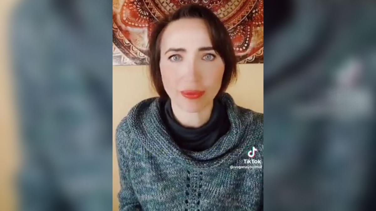 La madre vegana que se hizo viral vuelve con otra polémica: &quot;Mi hija se ha quedado traumatizada&quot;