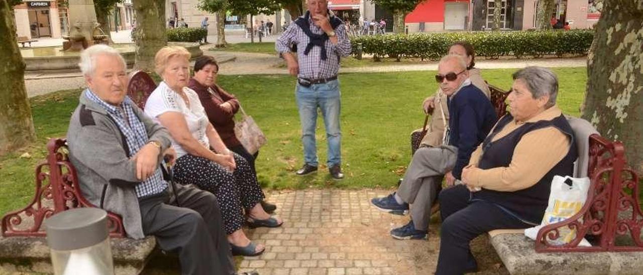 Un grupo de jubilados en los bancos de la Plaza de España, en el centro de Vilagarcía. // Noé Parga