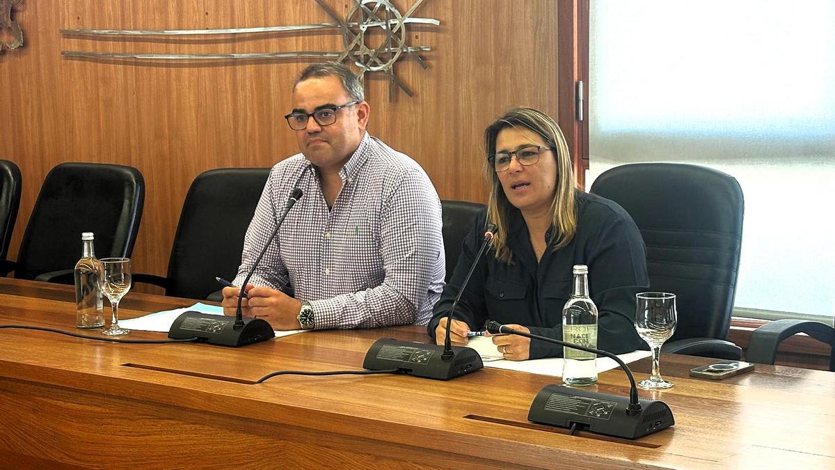 La alcaldesa Martín presentó el documento de las alegaciones, junto al edil de Urbanismo.