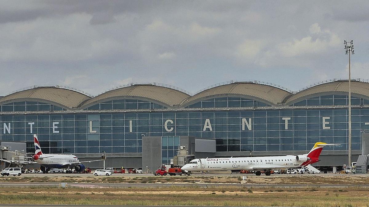 Aviones estacionados en la plataforma del aeropuerto de Alicante-Elche.