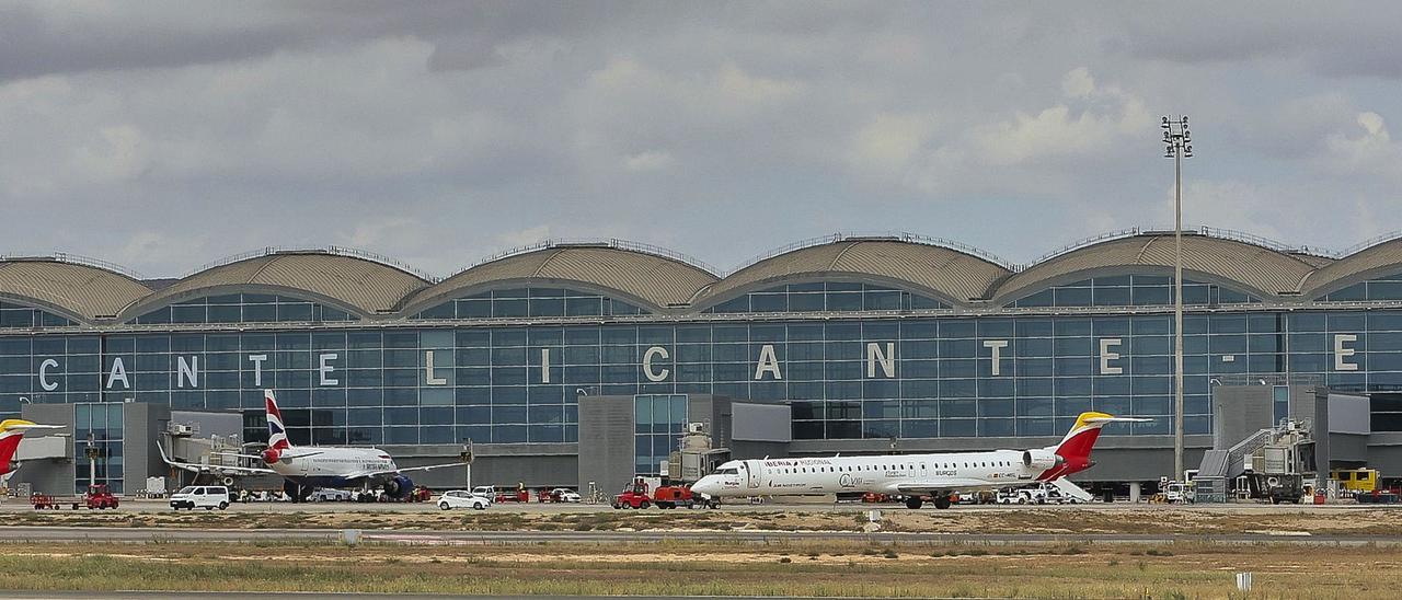 Aviones estacionados ayer en la plataforma del aeropuerto de Alicante-Elche, que entre hoy viernes y el próximo martes tiene programados 1.229 vuelos con  180.000 turistas. | HÉCTOR FUENTES