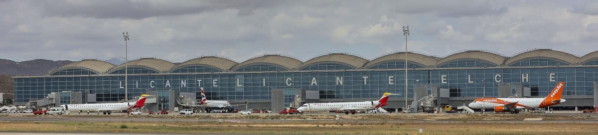 Aviones estacionados ayer en la plataforma del aeropuerto de Alicante-Elche, que entre hoy viernes y el próximo martes tiene programados 1.229 vuelos con  180.000 turistas. | HÉCTOR FUENTES