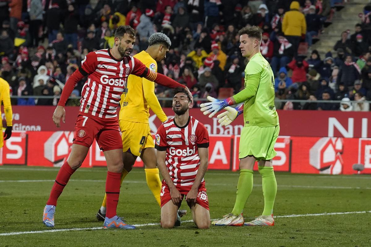 Stuani consola Iván Martín després de fallar una clara ocasió contra el Barça