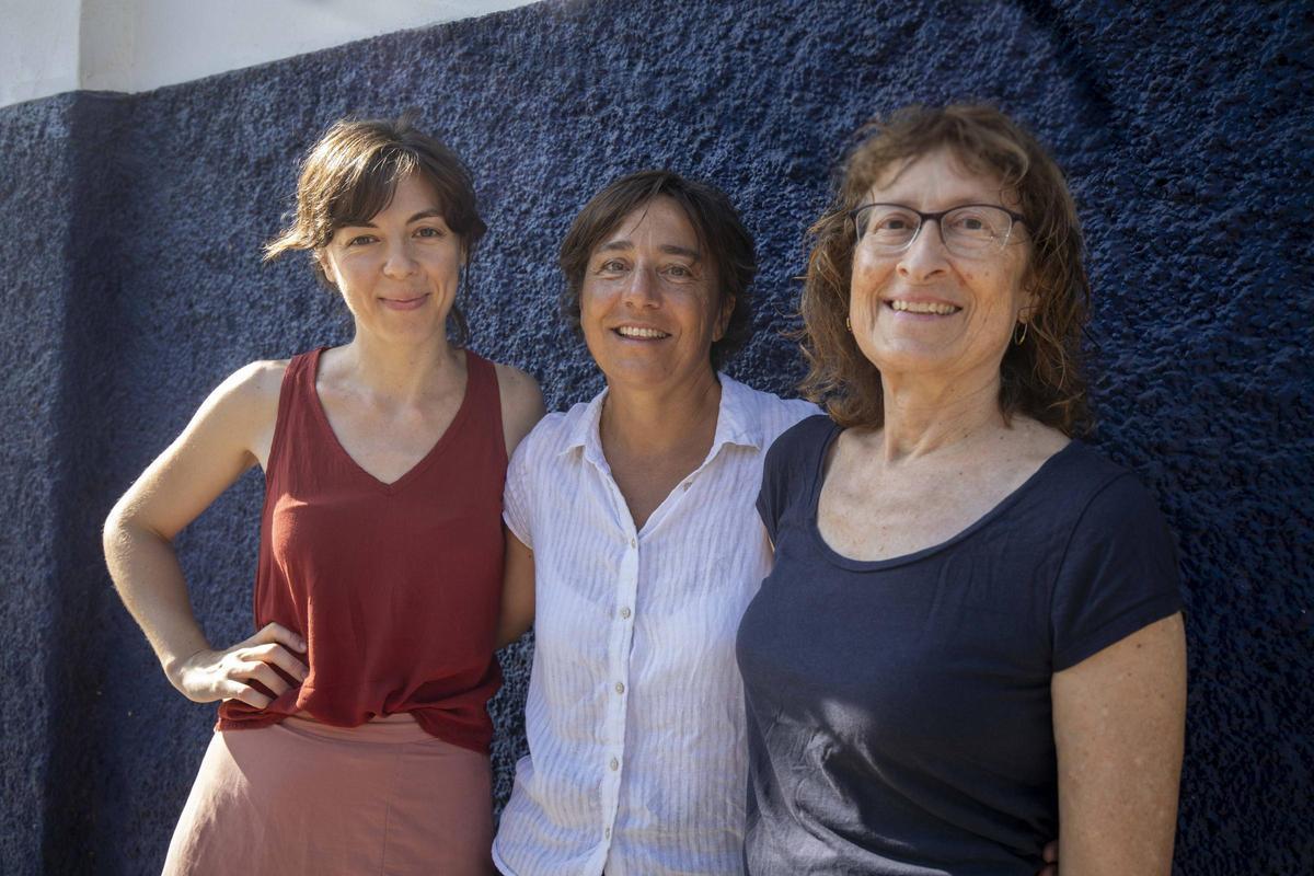 Patricia Reglero, „Käpt’n“ der Crew, flankiert von den Illustratorinnen Flavia Gargiulo (li.) und Hannah Bonner (re.).