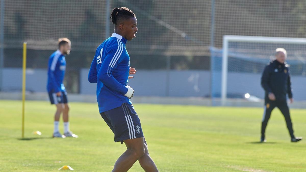 Jair golpea el balón durante un entrenamiento.