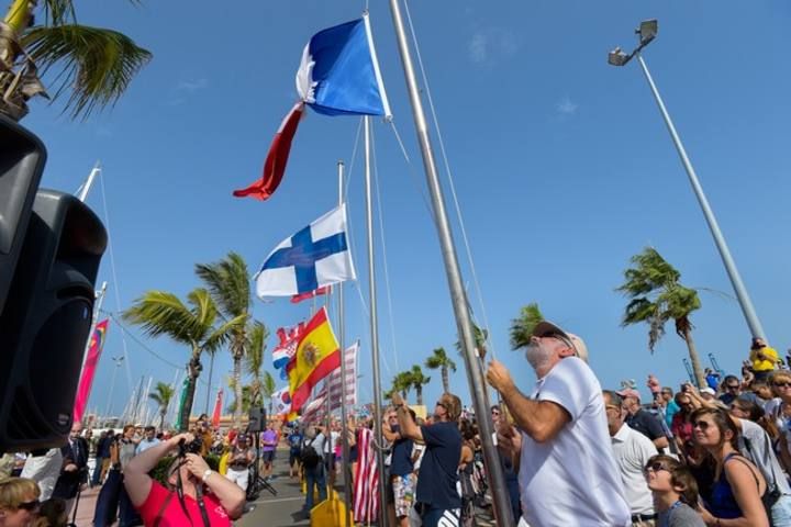 Izado de banderas de ARC y regata Dinguies (dinghies) en el muelle deportivo