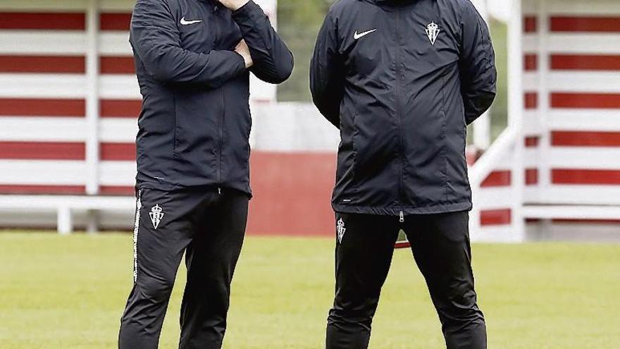 Por la izquierda, Arturo y José Alberto, durante el entrenamiento de ayer en la Escuela de Fútbol de Mareo.