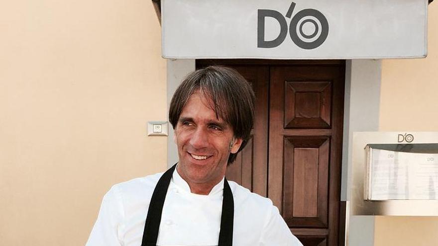 Davide Oldan davant del seu restaurant